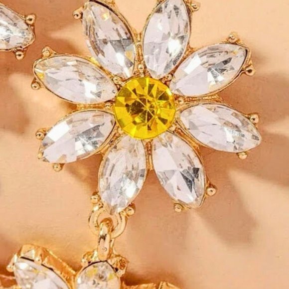 NWT Crystal Dangle Earrings Daisy Flowers Rhinestone Yellow Gold Daisies Drop - Picture 3 of 8